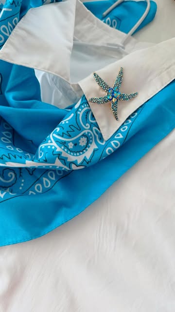Bandana azul com broche de estrela-do-mar