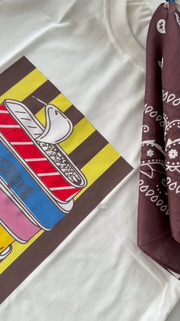 Camiseta com estampa de lata de sardinha